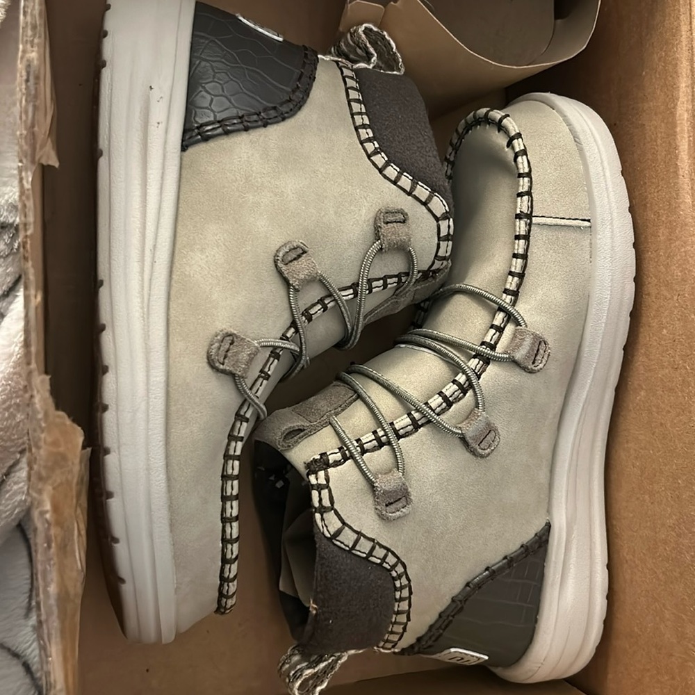 Women’s Hey Dude’s size 5
BNWT